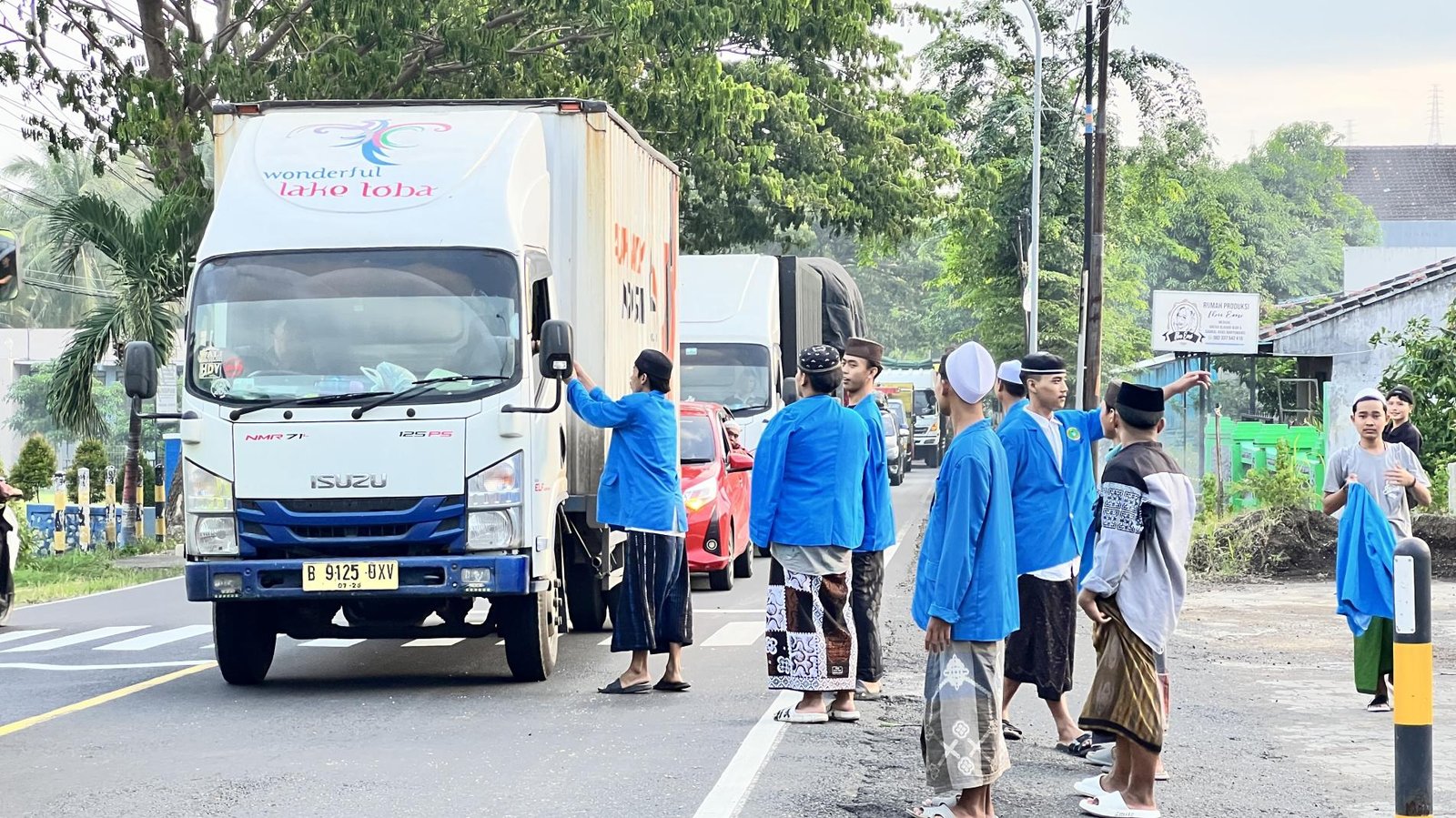 MAHASISWA STAI NAA BERBAGI TAKJIL DI BANGSRING, TANDAI PENARIKAN SAFARI RAMADAN 2025
